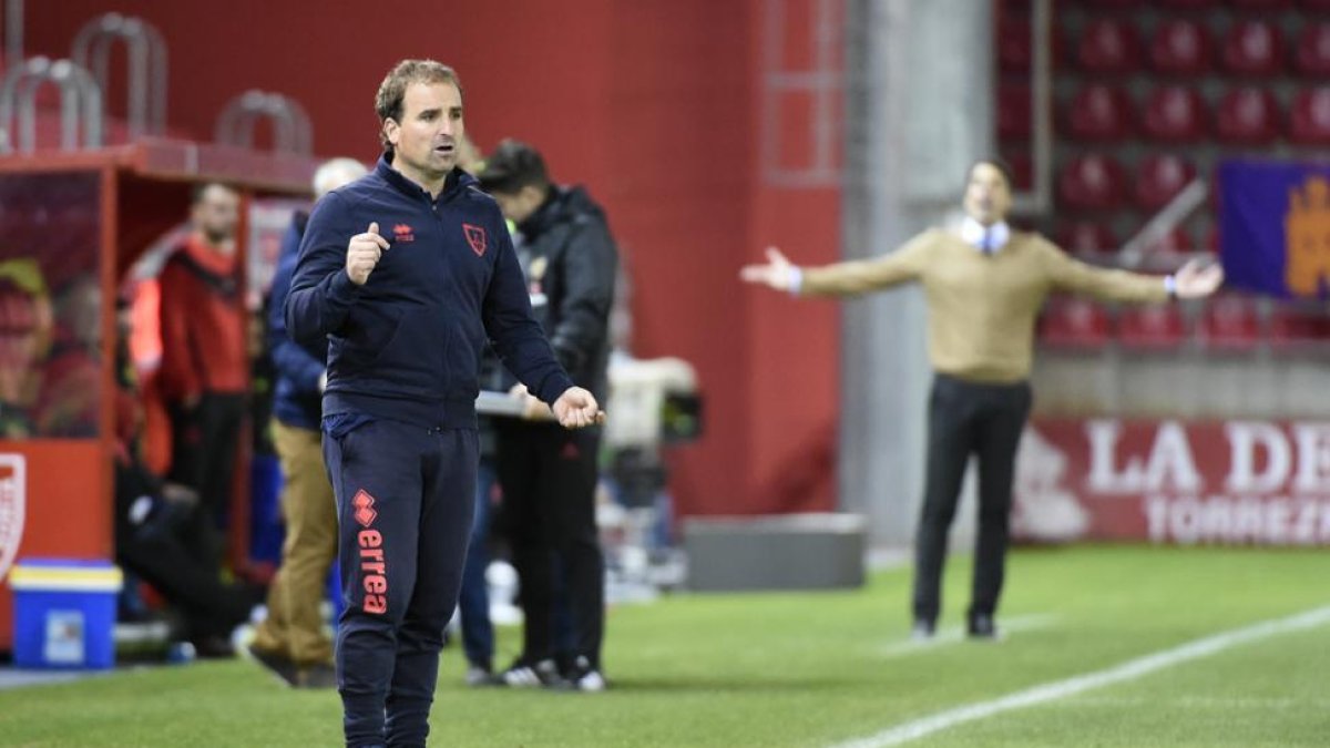 Arrasate da indicaciones a sus jugadores en el partido de ayer.-Valentín Guisande
