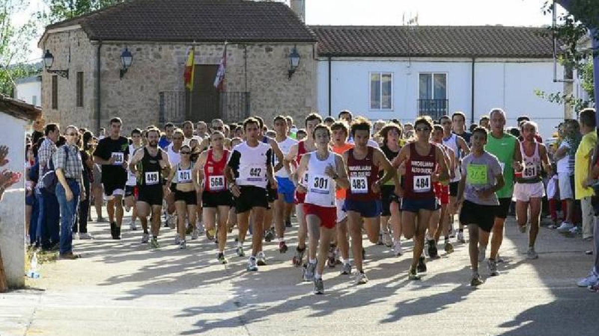 Más de 40 atletas tomaron la salida en la carrera absoluta de la sexta carrera popular de Alconaba. / ÁLVARO MARTÍNEZ-