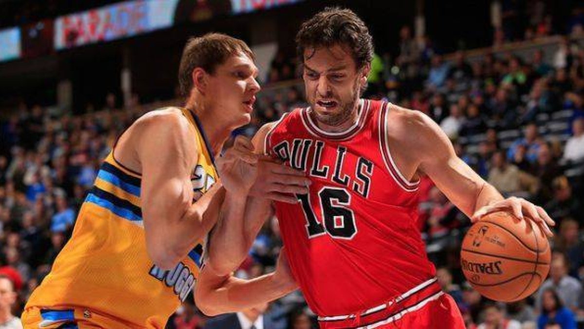 Pau Gasol trata de deshacerse de Timofey Mozgov, en un momento del partido entre los Bulls y los Nuggets.-Foto: AFP / DOUG PENSINGER