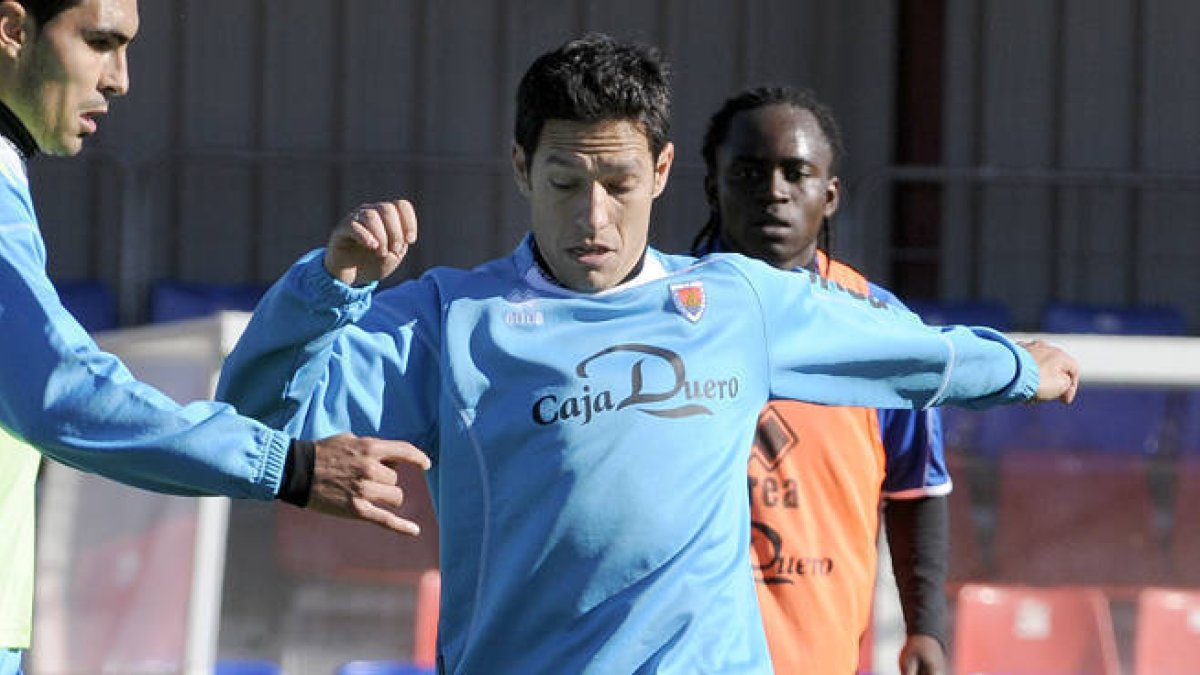 Javier del Pino durante el entrenamiento de ayer en la Ciudad Deportiva. / VALENTÍN GUISANDE-
