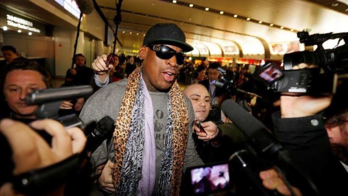 Dennis Rodman, en una imagen reciente, rodeado de cámaras.-JASON LEE / REUTERS