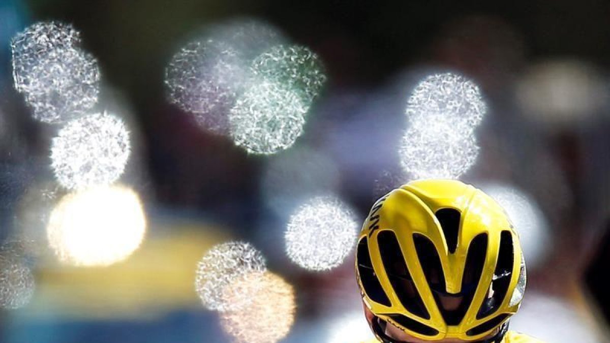 El ciclista británico Christopher Froome del Sky a su llegada a la línea de meta de la 12ª etapa del Tour de Francia, de 178km desde la ciudad de Montpellier hasta Mont Ventoux, en Francia, hoy.-EFE/Kim Ludbrook