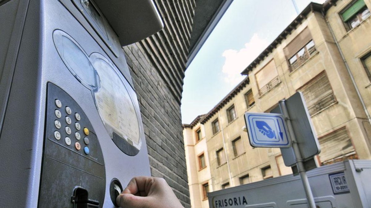 La zona azul, uno de los tributos que se actualiza con el IPC.-Valentín Guisande