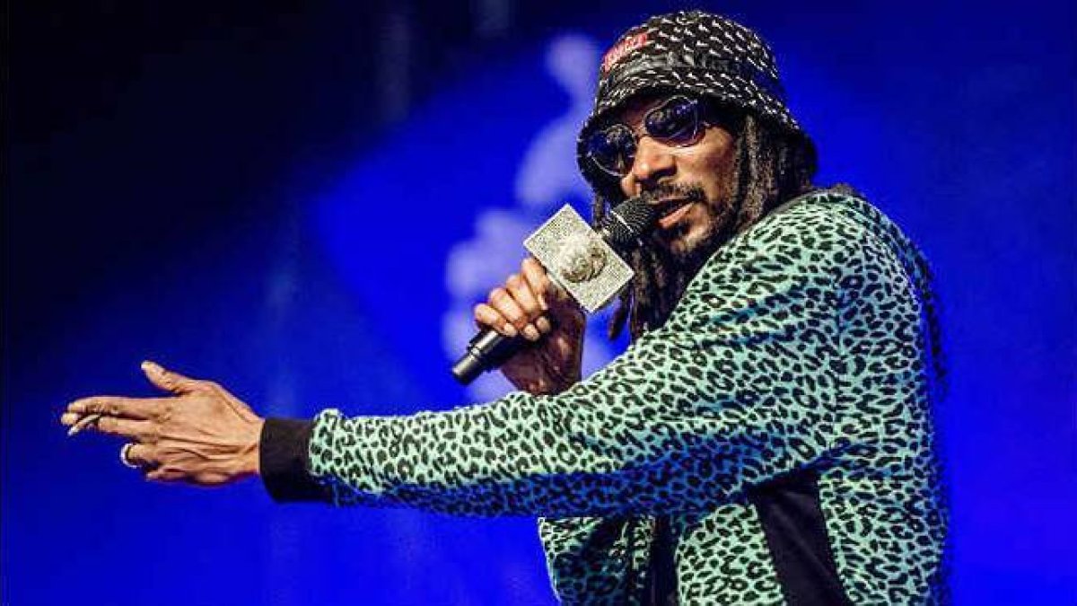 El rapero estadounidense Snoop Dogg durante el festival de música 'tierras bajas' en Biddinghuizen, Países Bajos.-Foto:   FERDY DAMMAN / EFE