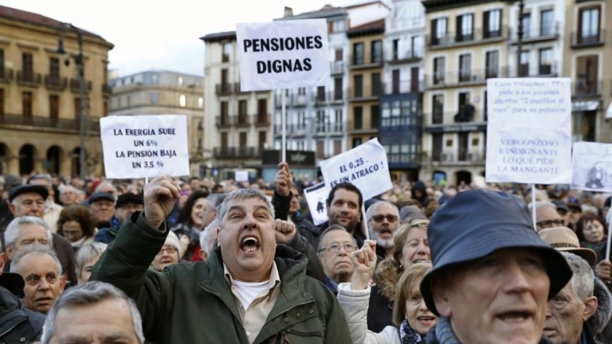 El Defensor del Pueblo recibió en el 2017 más de 45.000 peticiones de un referéndum para una reforma constitucional que establezca el carácter público de las pensiones y su revalorización automática.-EFE