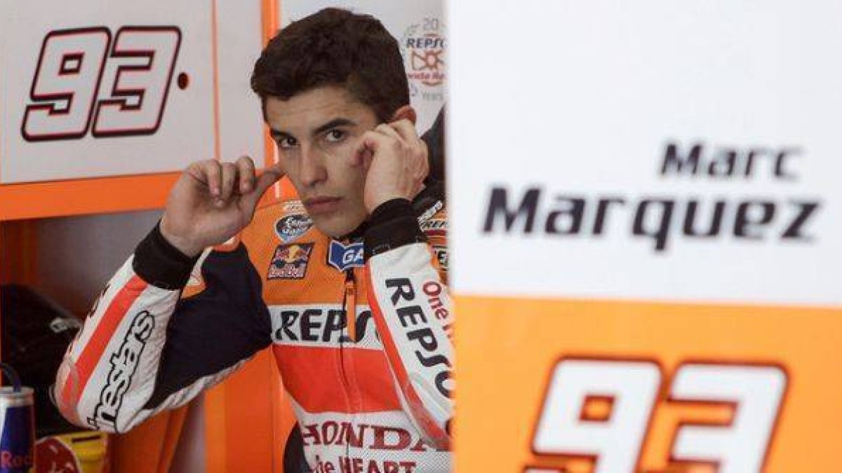 Marc Márquez, de Repsol-Honda, permanece en el garaje de su equipo durante los entrenamientos de pretemporada en el circuito de Sepang, este miércoles.-Foto: AP / JOSHUA PAUL