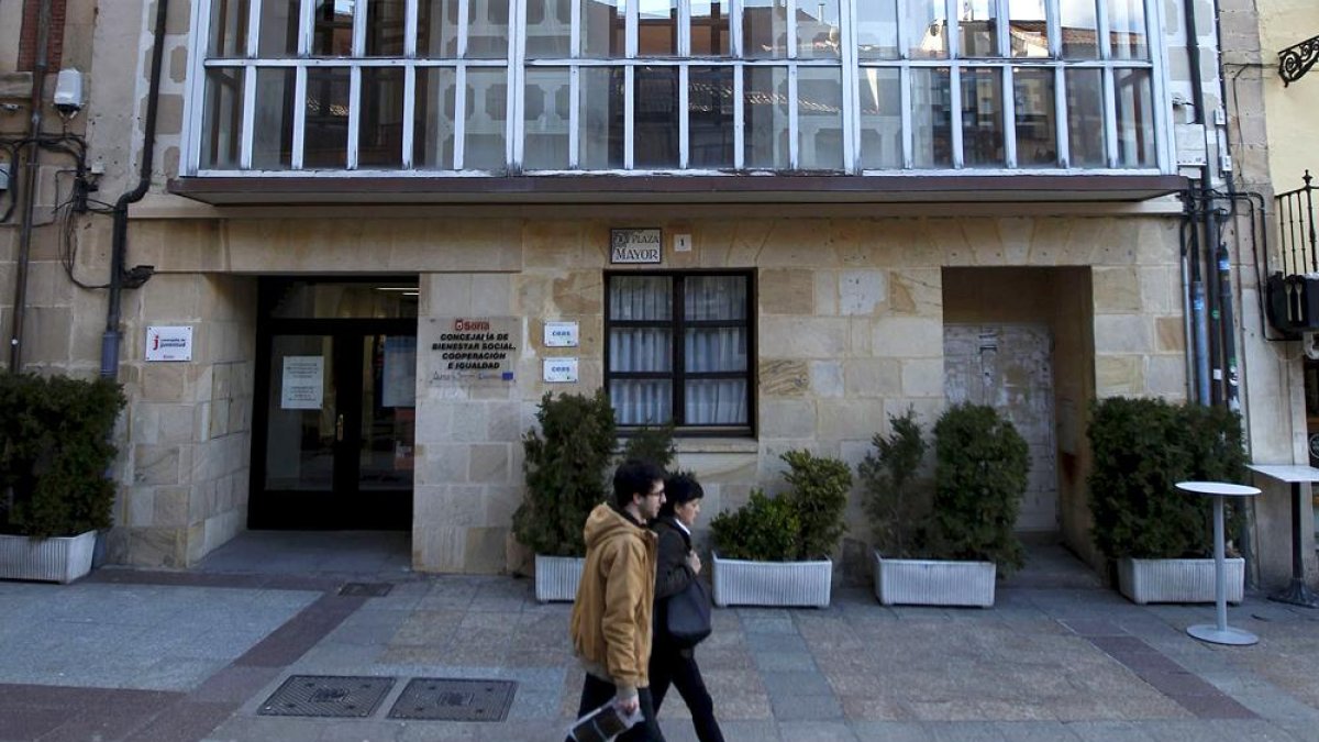 Edificio de los servicios sociales municipales, en la plaza Mayor.-HDS