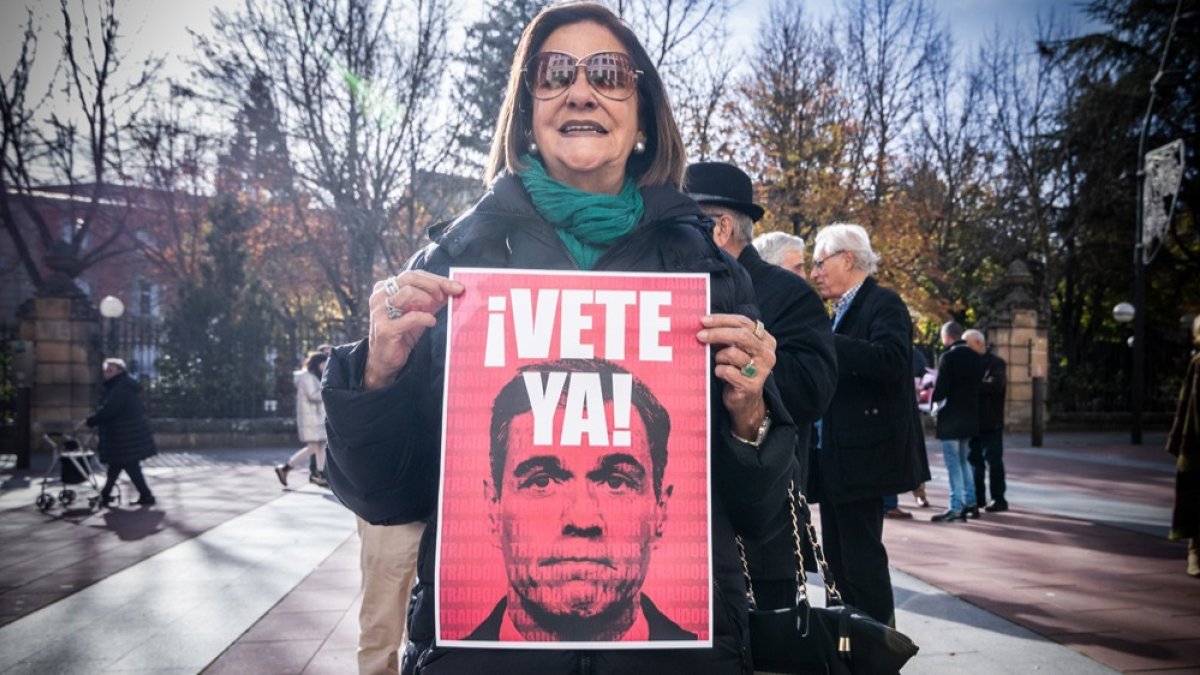 En torno a medio centenar de personas respaldan la concentración de Vox en Soria para pedir elecciones generales, celebrada este domingo.- G. MONTESEGURO