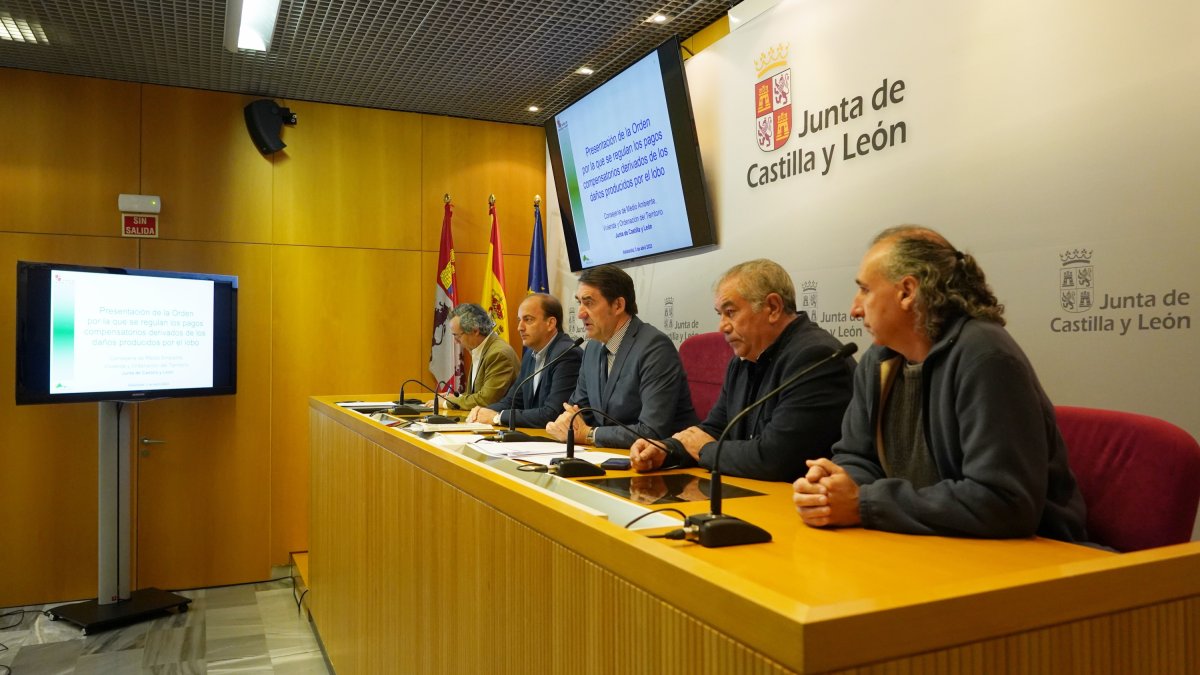 Suárez-Quiñones junto a responsables de organizaciones agrarias y ganaderas.-ICAL