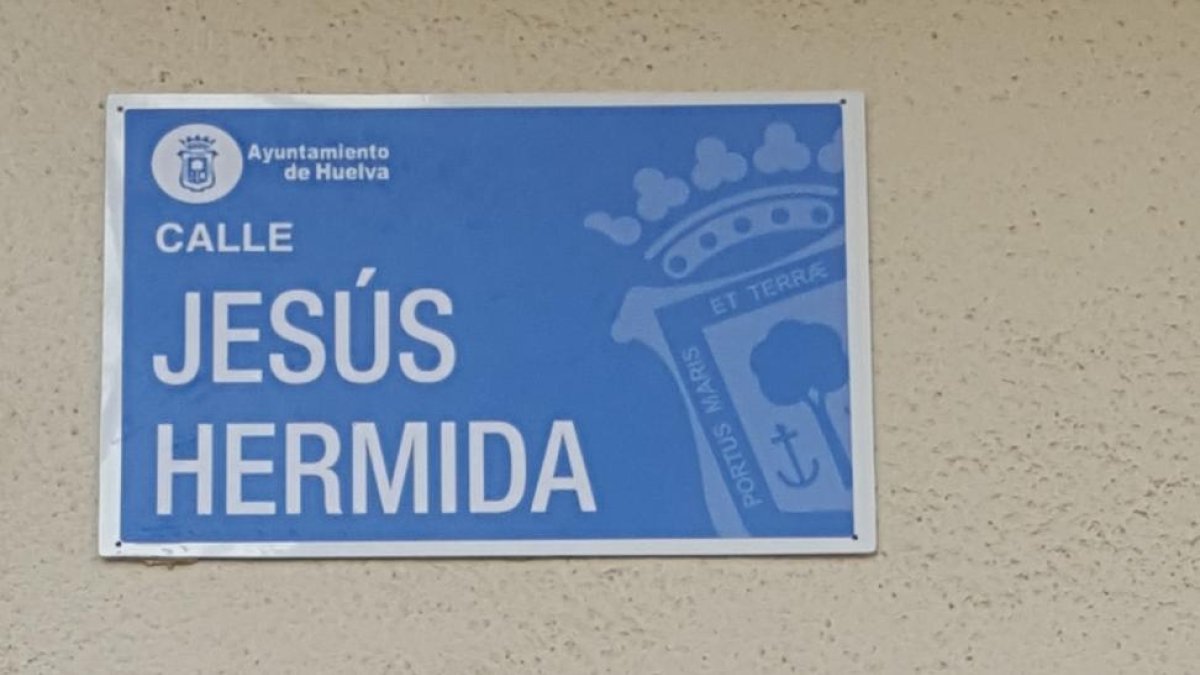 Rótulo de la calle que el Ayuntamiento de Huelva dedica al periodista onubense Jesús Hermida-EL PERIÓDICO