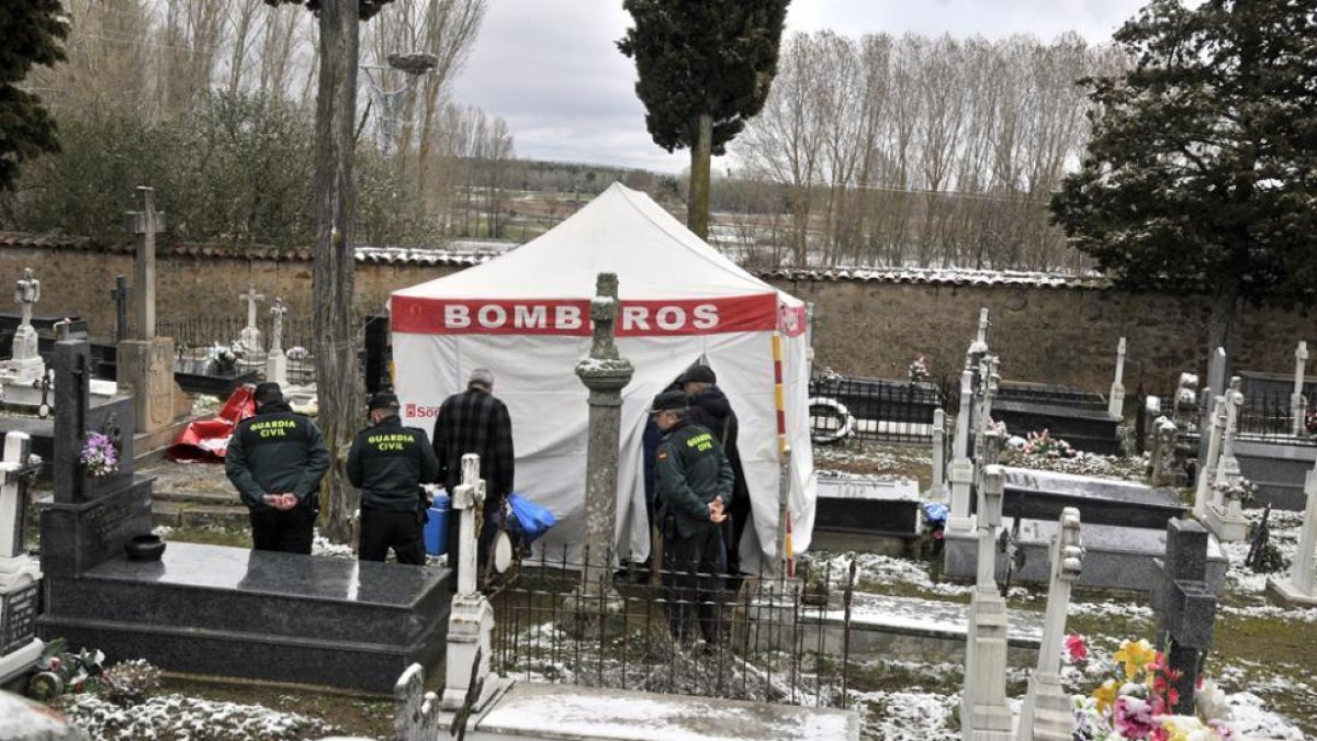 Exhumación del cuerpo de Leoncio González de Gregorio el 23 de marzo en Quintana Redonda.-VALENTÍN GUISANDE