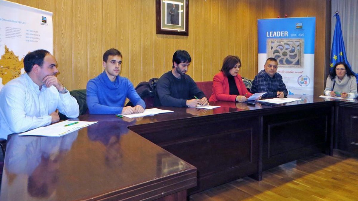 La presidenta de Tierras del Cid junto a los representantes de los seis proyectos seleccionados.-A.H.
