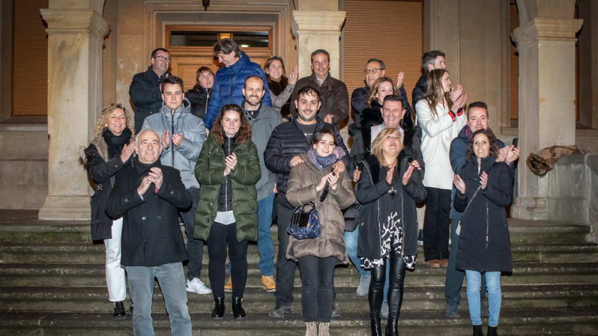 'Foto de familia' de los Jurados voluntarios, tras la reunión del Ayuntamiento. GONZALO MONTESEGURO