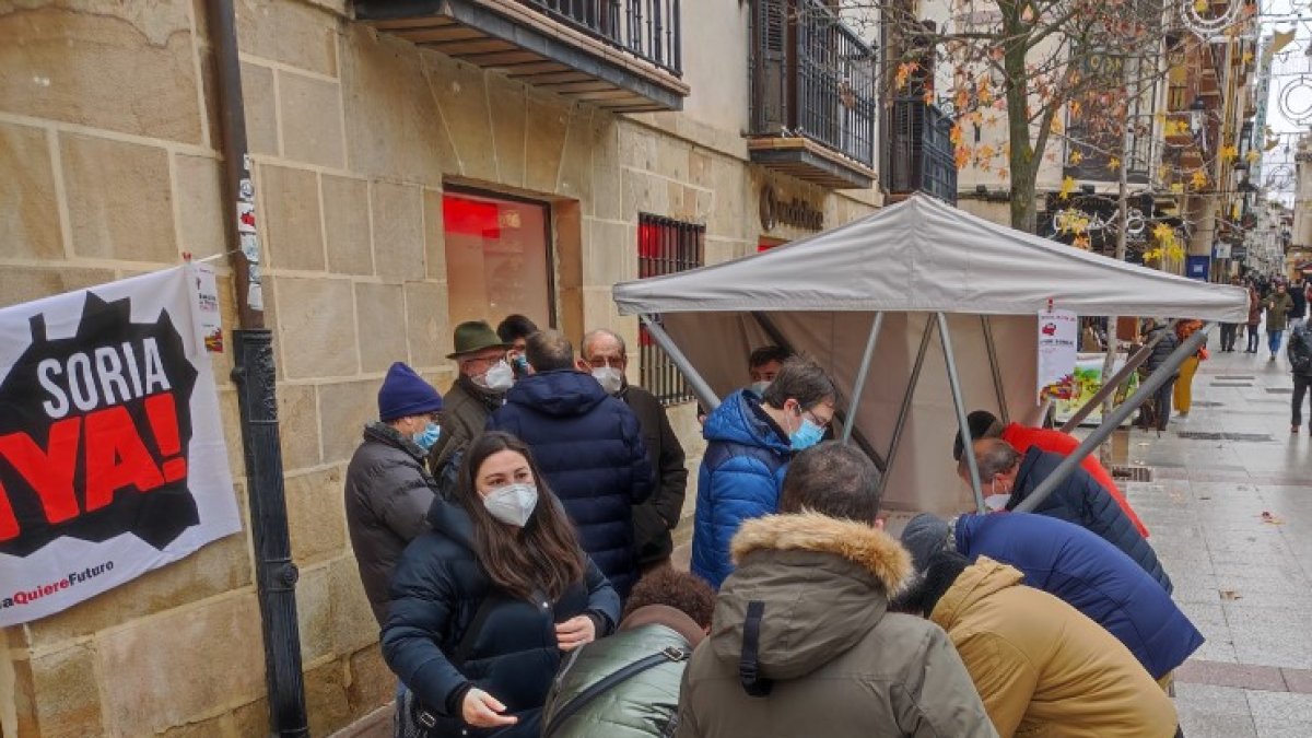 Recogida de avales de Soria Ya en la capital. A.C.
