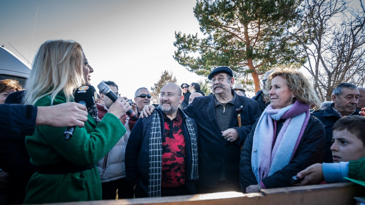Las localidades de Almarza y San Andrés cumplen con la tradición del traslado del Arca y sus documentos, del que han sido testigos los actores Javier Losán, 'el ovejas', y Ángel Jodra, 'el alcalde', de la serie 'El Pueblo'.