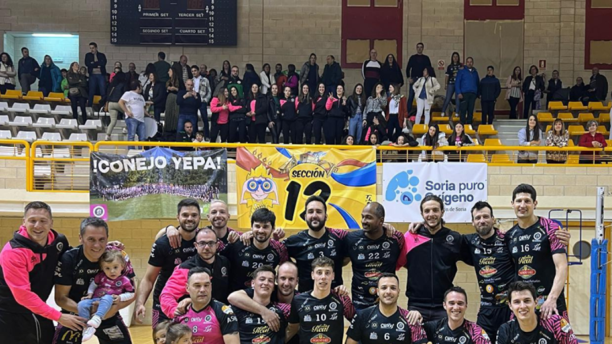 El Moreno Sáez Sporting Santo Domingo celebra la consecución del título de la Liga regular de voleibol. HDS