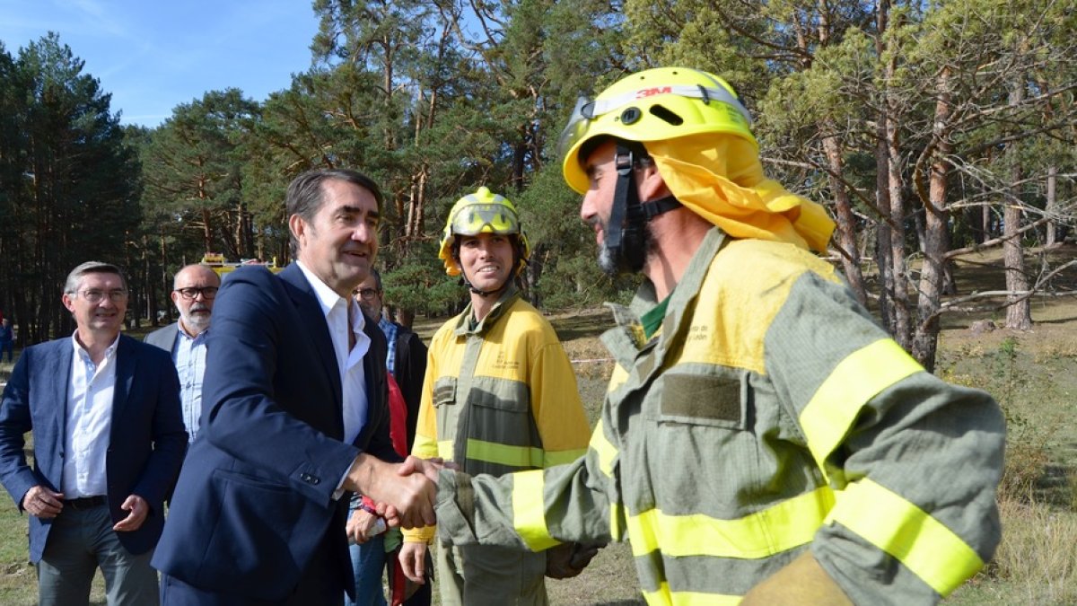 Suárez-Quiñones saluda a un bombero forestal en la inauguración de Cabforest. RAQUEL FERNANDEZ