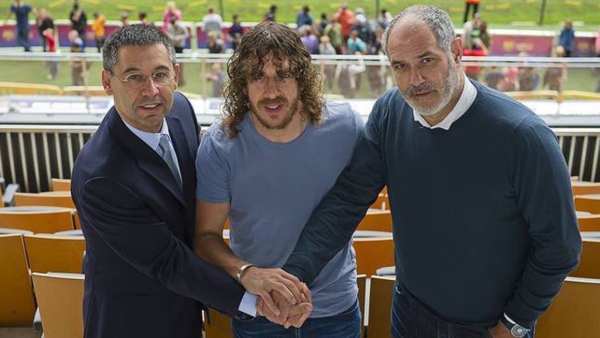 Carles Puyol, entre Josep Maria Bartomeu y Andoni Zubizarreta, el pasado 30 de mayo, durante su presentación como adjunto a la dirección deportiva.-Foto: FC Barcelona