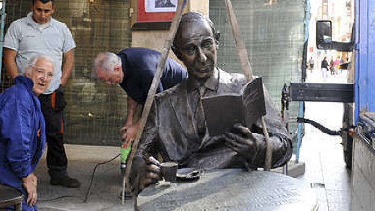 Estatua de Gerardo Diego a las puertas del Casino. / VALENTÍN GUISANDE-