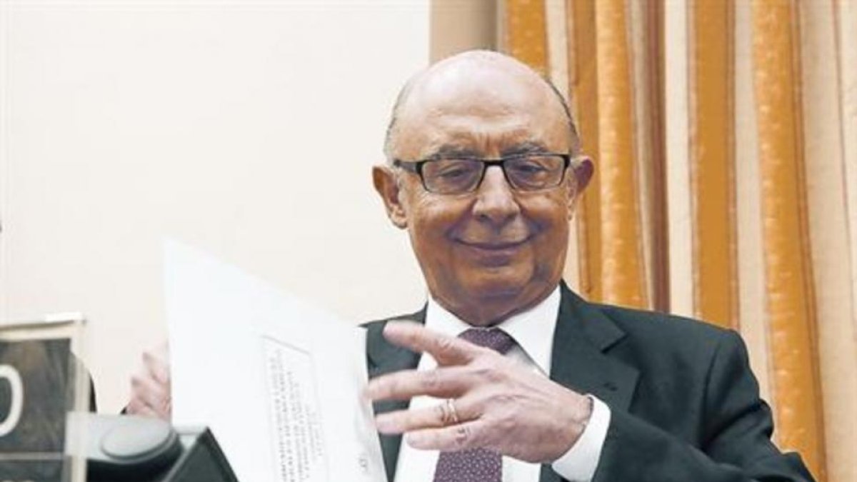 El ministro de Hacienda, Cristobal Montoro, durante su comparecencia ayer en la Comisión de Hacienda del Congreso de los Diputados.-AGUSTÍN CATALÁN
