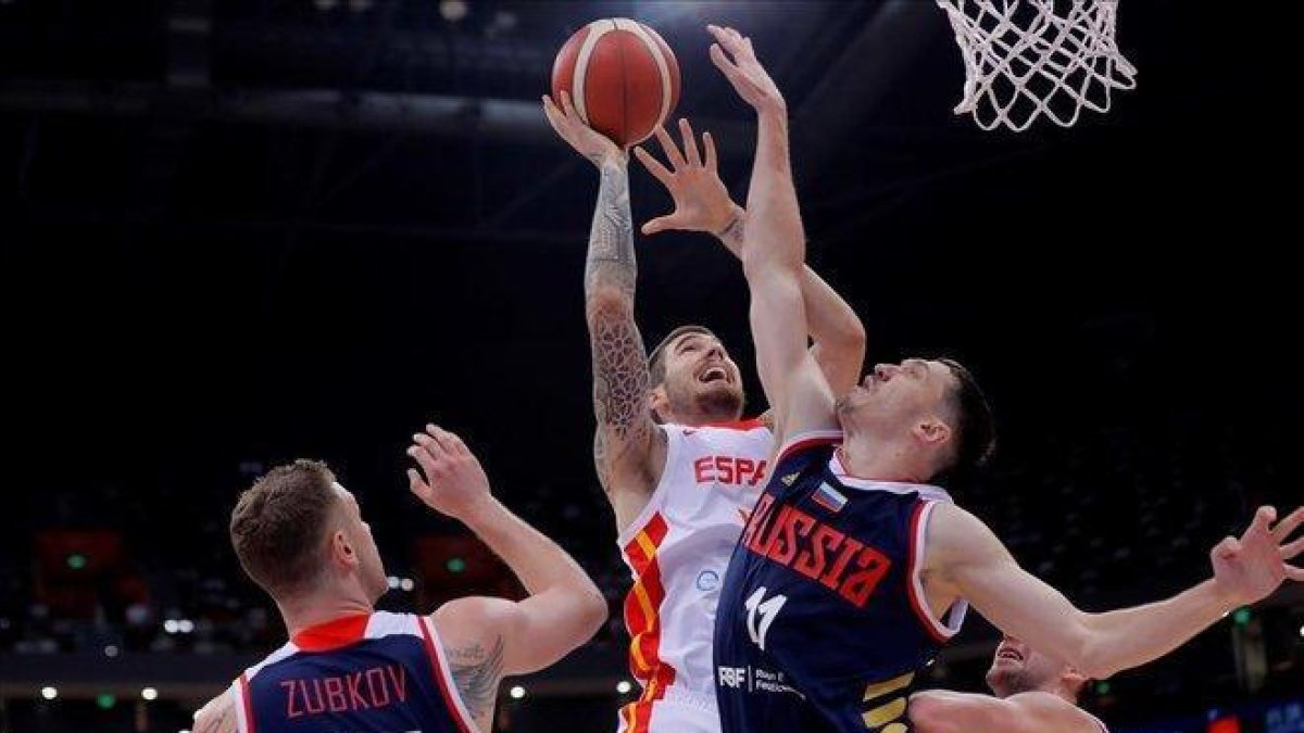 Juancho Hernagómez lanza a canasta en Antonov y Zubkov-WU HONG (EFE)