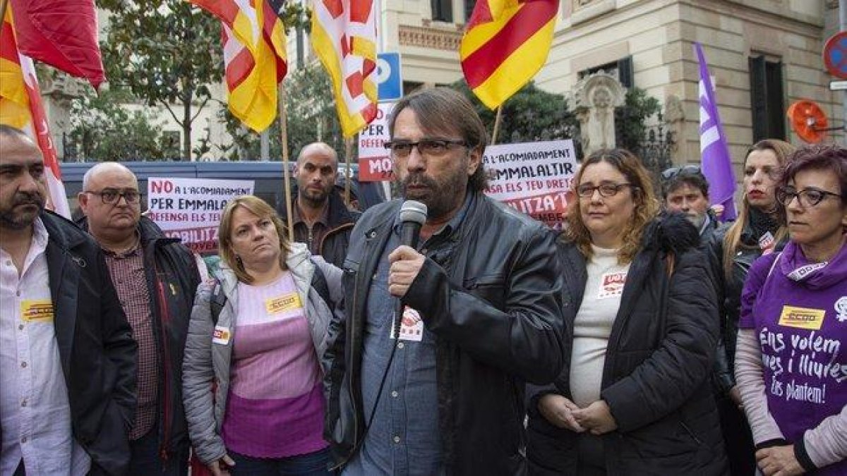 El líder de UGT en Cataluña, Camil Ros, se dirige a los concentrados ante la delegación del Gobierno en Barcelona.-