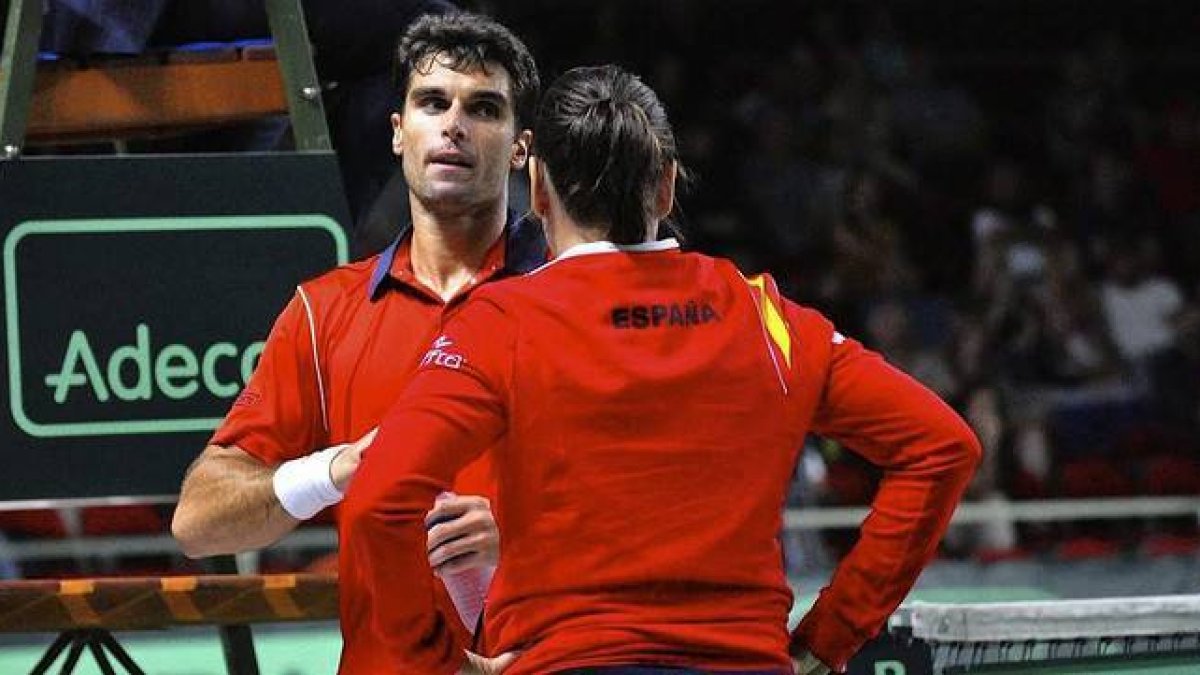 Conchita Martínez conversa con Pablo Andújar tras caer ante el ruso Andrey Rublev y perder la eliminatoria de la Copa Davis.-Foto: EFE / JAVIER DELGADO