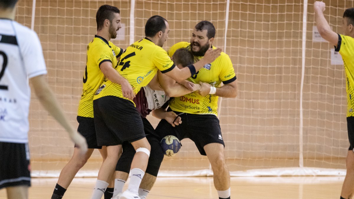 La defensa será clave si el BM Soria quiere ganar en la cancha del líder. MARIO TEJEDOR