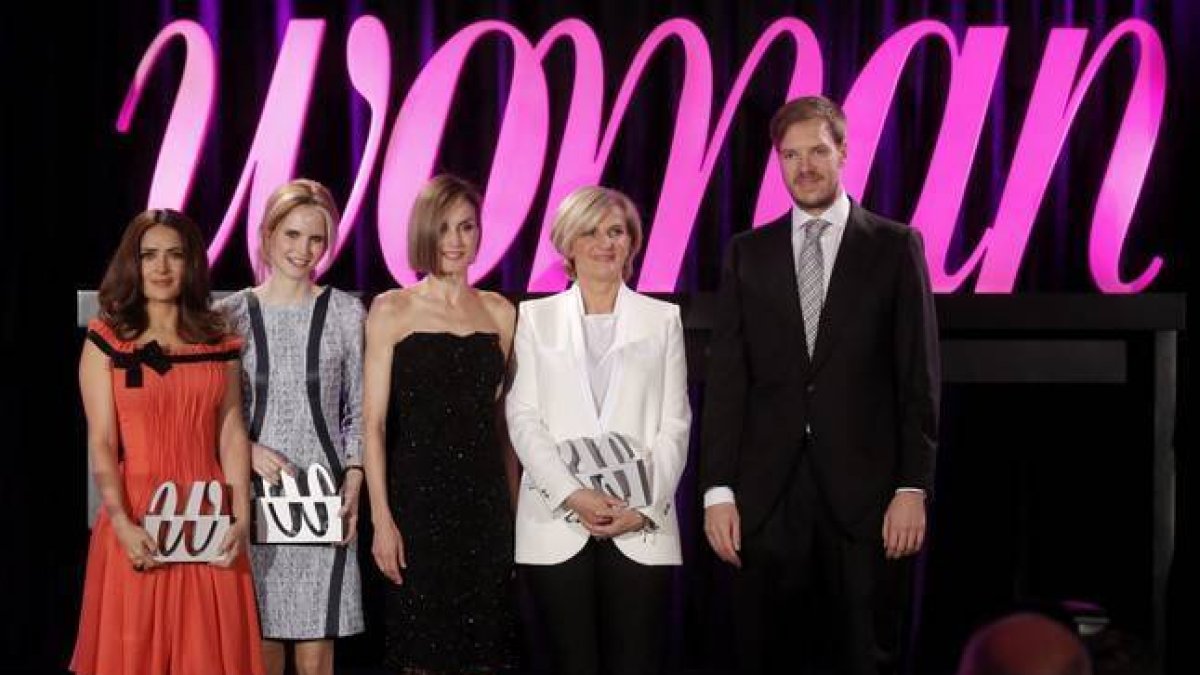 De izquierda a derecha: Salma Hayek, la directora de orquestra Inma Shara, la reina Letizia, la endocrina María Neira y el presidente de Grupo Zeta, Antonio Asensio Mosbah.-Foto: JOSE LUIS ROCA