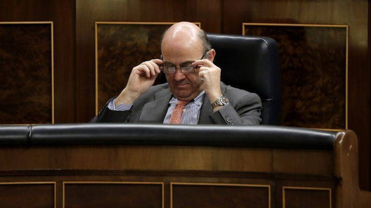 Luis de Guindos, durante la sesión de control, este miércoles en el Congreso.-Foto: JOSÉ LUIS ROCA