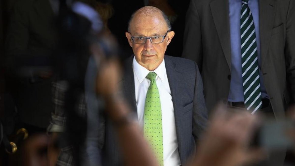 El ministro de Hacienda, Cristóbal Montoro, en el Congreso de los Diputados durante la sesión de investidura de la XII Legislatura.-AGUSTIN CATALAN