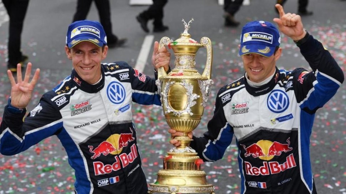 Julien Ingrassia y Sébastian Ogier celebran, en Gales, su cuarto título mundial consecutivo.-AFP / BEN STANSALL