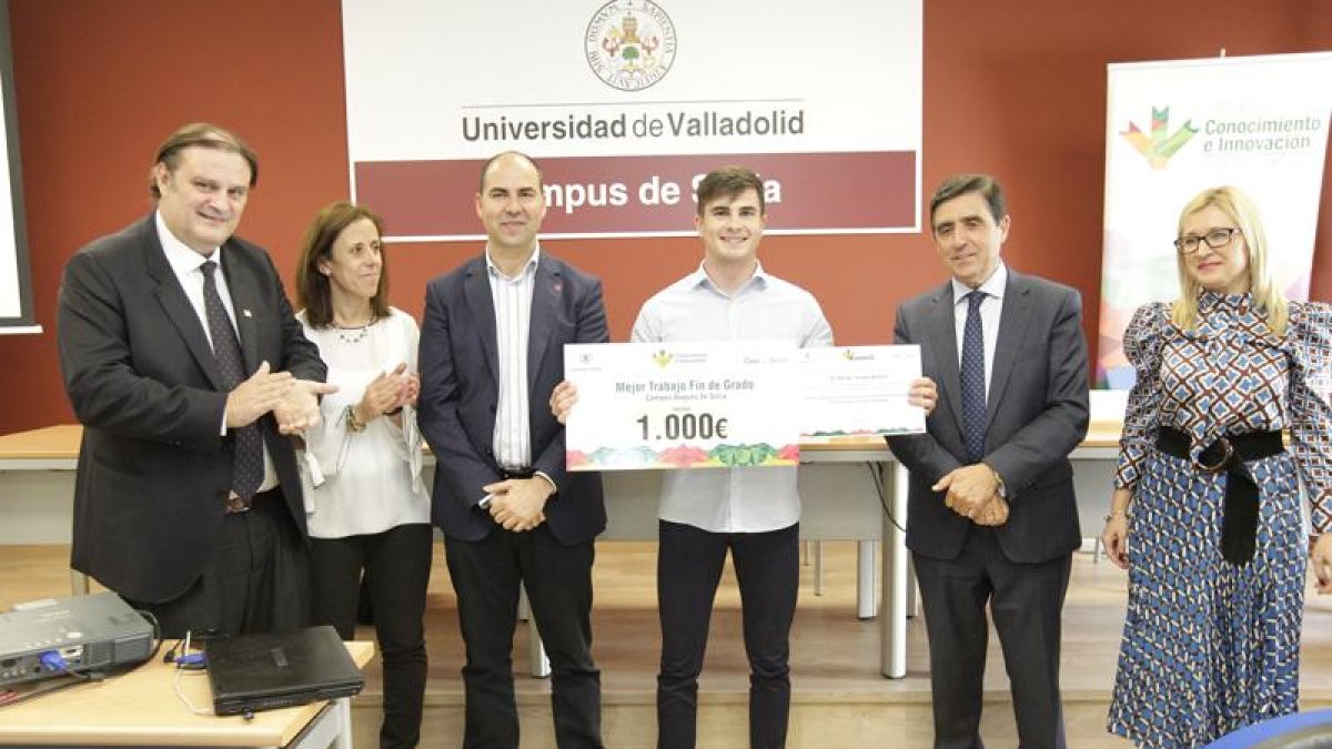 José Luis Ruiz, Elena Jiménez, Óscar Martínez, Óscar Torres, Carlos Martínez y Blanca García en la entrega del premio.-LUIS ÁNGEL TEJEDOR