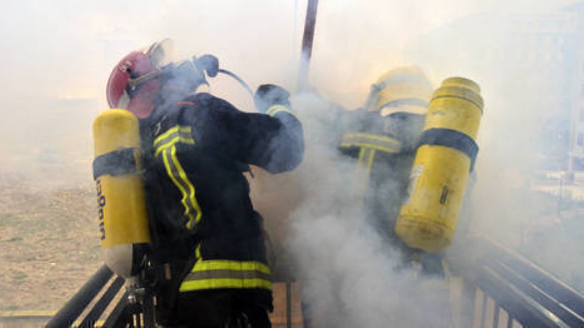 Un momento del simulacro realizado por los bomberos, ayer en la torre del parque en la capital. / ÁLVARO MARTÍNEZ-