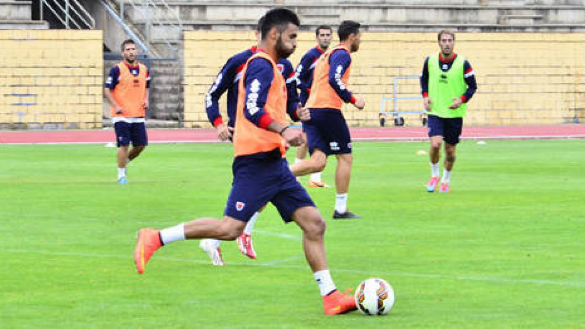 Kader puede ser uno de los nuevos fichajes que el sábado esté de inicio ante el Sporting. / ÁLVARO MARTÍNEZ-