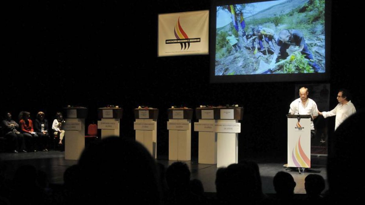 Iván Aparicio interviene ayer junto a los seis osarios recuperados de la fosa de Barcones en julio de 2013.-DIEGO MAYOR