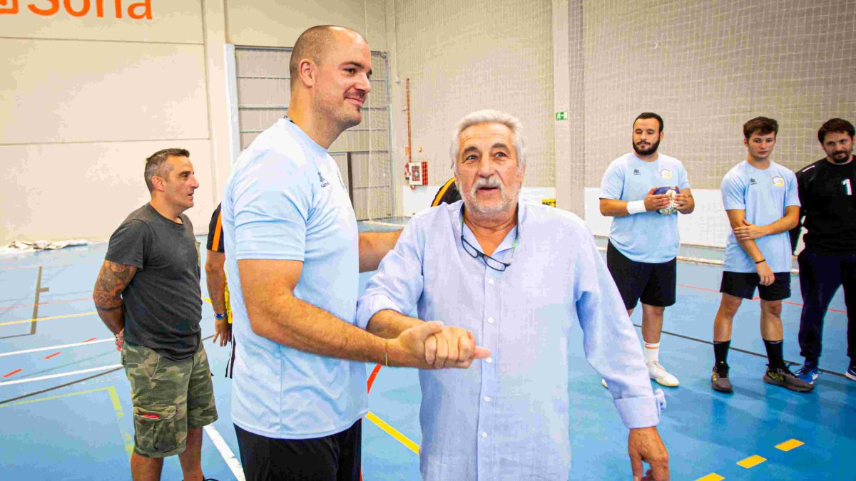 Carlos Heras junto con el capitán Castillo. MARIO TEJEDOR