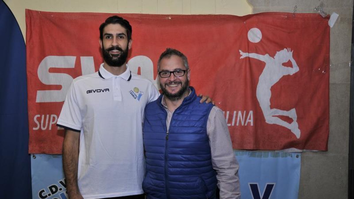 Graells, en la imagen con el presidente Cabrerizo, es la principal opción para reforzar el centro de la red.-Valentín Guisande