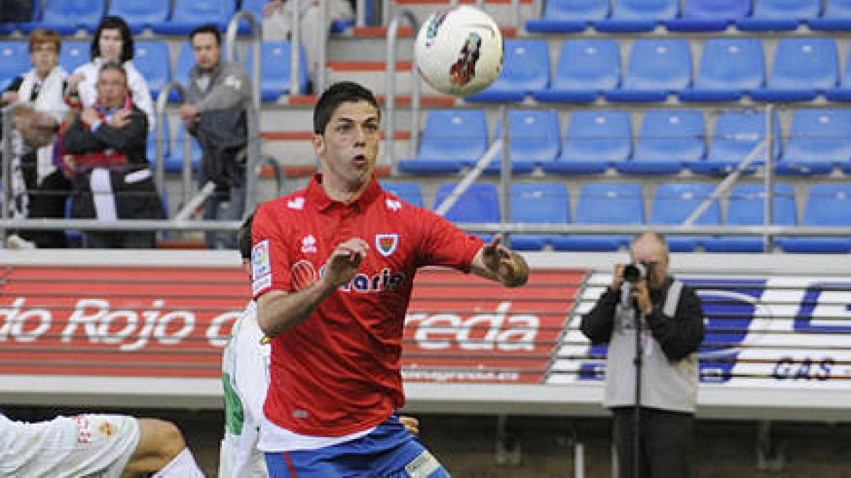 Juanjo durante un partido de la pasada temporada. / VALENTÍN GUISANDE-