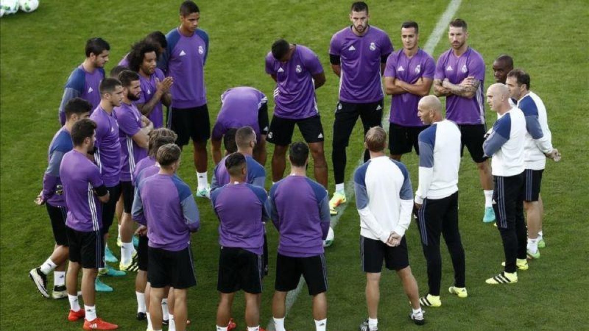 Zidane se dirige a los jugadores blancos antes del entrenamiento en el estadio de Lerkendal (Trondheim).-CHEMA MOYA / EFE