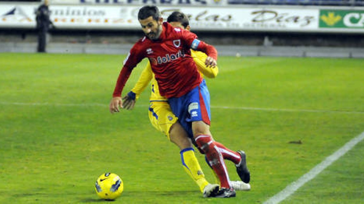 Nagore capitaneó y lideró al Numancia en el triunfo ante Las Palmas. / ÁLVARO MARTÍNEZ-