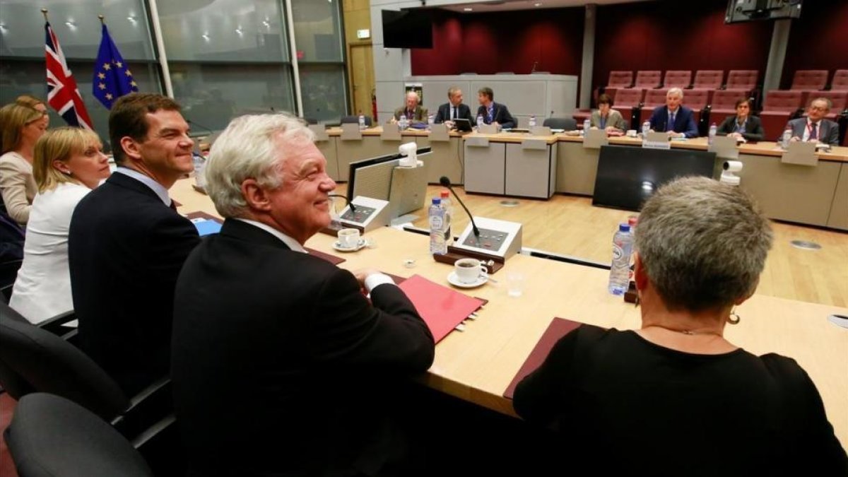 David Davis y Michel Barnier con sus respectivos equipos negociadores en Bruselas-REUTERS