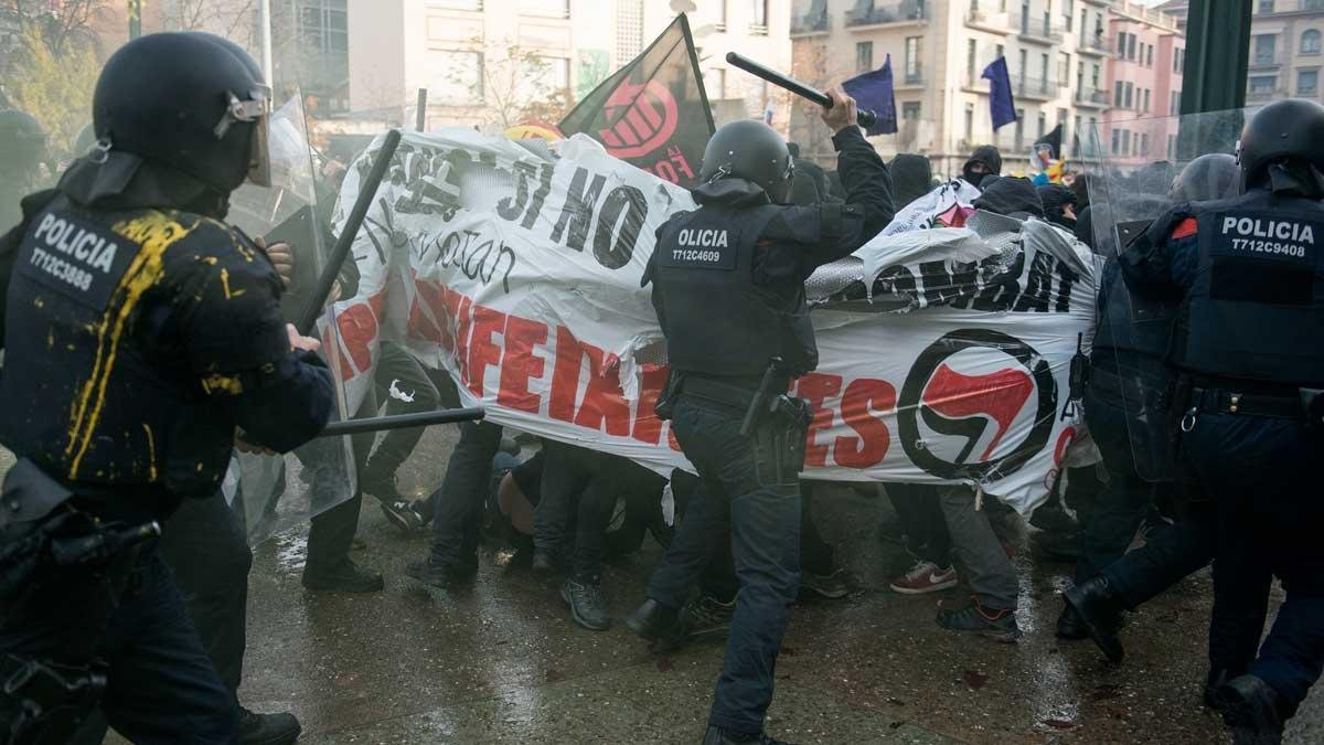 Cargas en Girona en un acto antifascista contra Vox.-GLÒRIA SÀNCHEZ / ICONNA