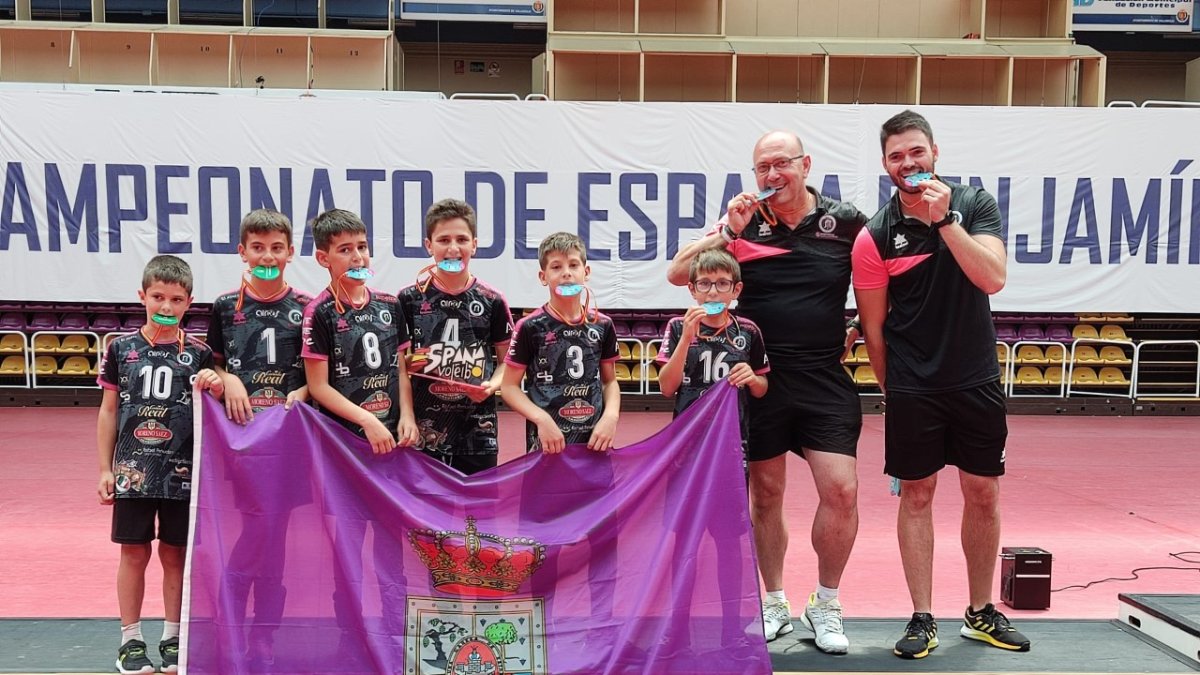 Los benjamines del Sporting Santo Domingo en el podio con la medalla de plata. HDS