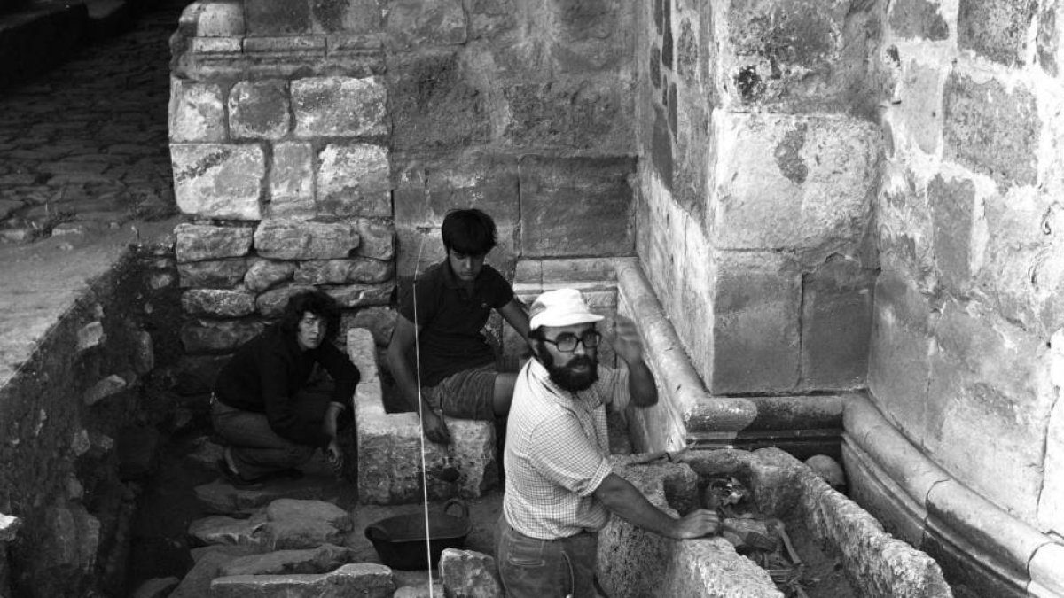 La foto data de 1977 y es una de las más antiguas de la primera etapa de las excavaciones. En primer término, el arqueólogo Víctor Fernández, junto a dos jóvenes, junto a la ermita.-ARCHIVO MUSEO NUMANTINO
