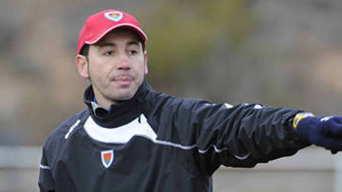Pablo Machín durante un entrenamiento del equipo. / VALENTÍN GUISANDE-