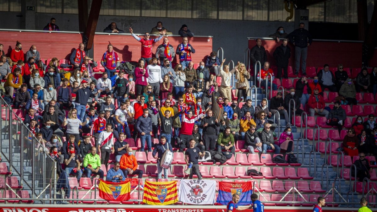 Grada visitante en el encuentro del Numancia ante el Teruel. MARIO TEJEDOR