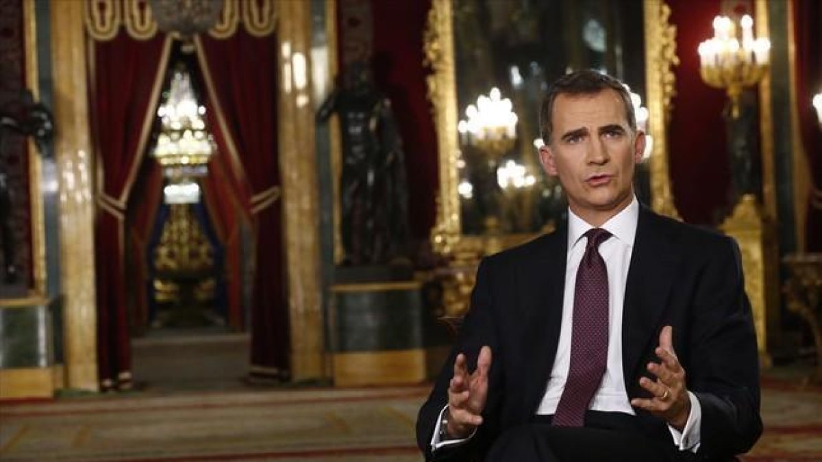 El Rey, durante la grabación del tradicional discurso de Navidad, está vez en el Palacio Real-FRANCISCO GÓMEZ / CASA REAL