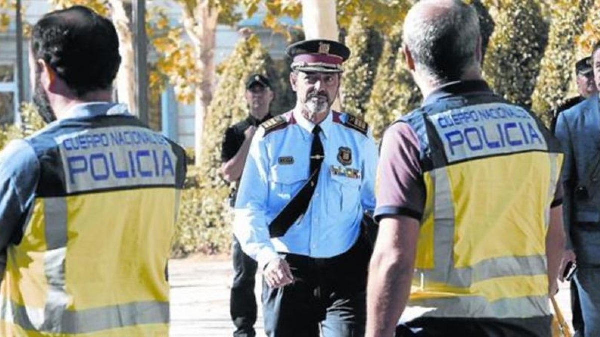 El mayor Trapero abandona la Audiencia Nacional de Madrid el 6 de octubre, tras prestar declaración ante la jueza Lamela-JUAN MANUEL PRATS