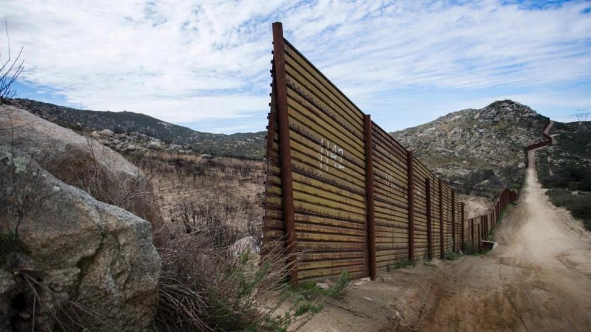 Sección de una barrera fronteriza en la frontera entre México y EEUU, en Tecate (California), el 14 de febrero del 2017.-/ AFP / JIM WATSON